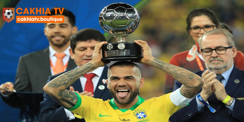 Dani Alves dẫn đầu trong danh sách top 10 cầu thủ có nhiều danh hiệu nhất